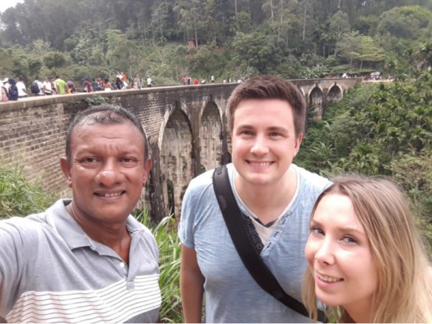 スリランカ周遊でドライバーと合流する旅行者のイメージ