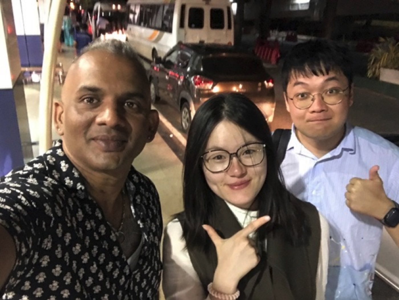 空港でタクシーチャーターのドライバーと合流する旅行者