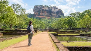 シーギリヤを訪ねる一人旅のイメージ（生成画像）